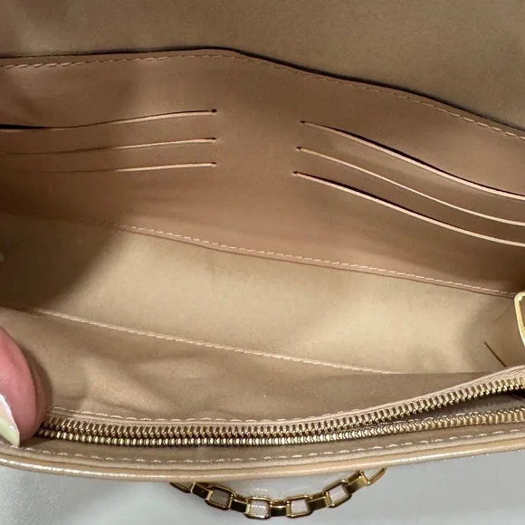 Louis Vuitton Vernis Anna Chain Clutch / Crossbody Bag (removable strap)– Beige - Picture 7 of 13